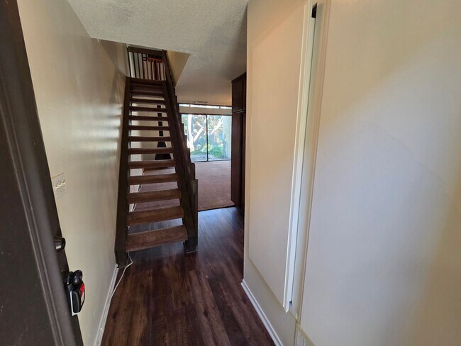 Building Photo - Charming 1 Bed, 1 Bath Lakewood Shores condo!