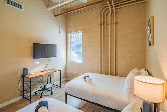 Building Photo - 1275 E University Dr