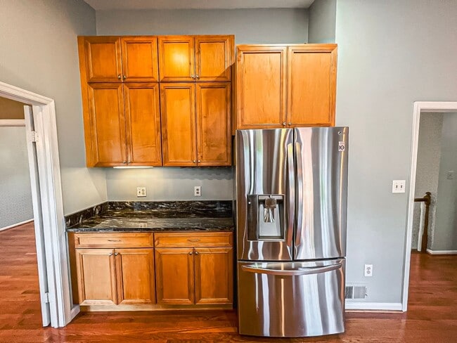 Building Photo - Magnificent 5 Bed 3 Bath Colonial Home Sit...