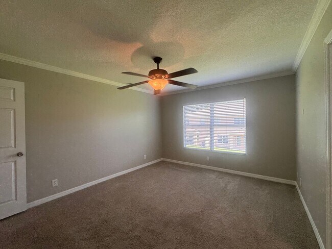 Building Photo - Now Available ! 3BR/2.5BA | Townhome | 1-Car Garage Parking | Community Pool!
