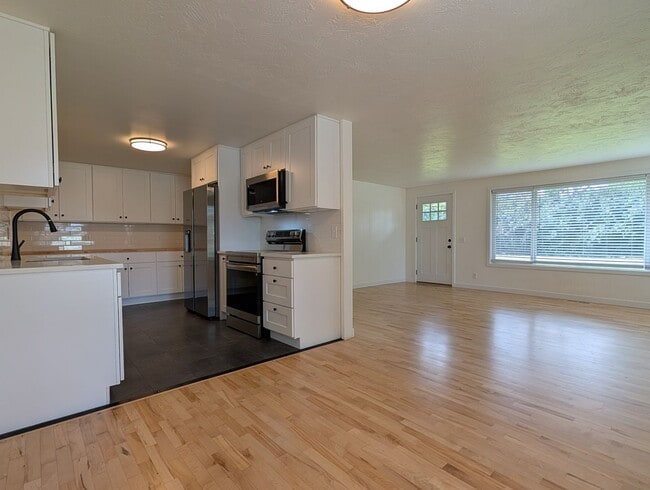 Building Photo - updated 4bed/2bath duplex near Oakway Rd