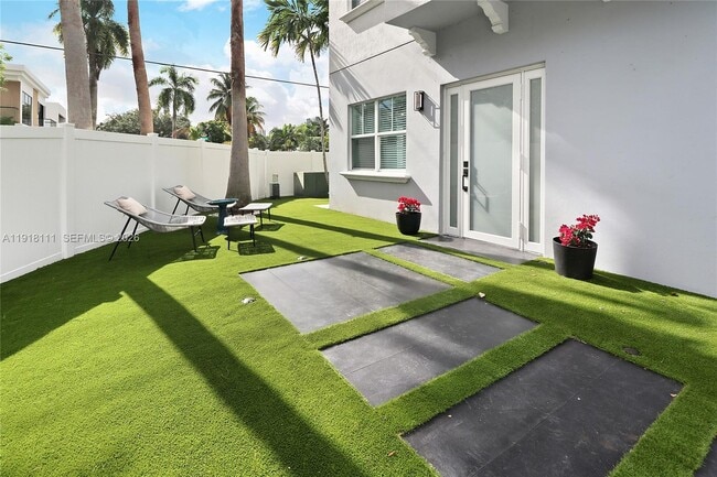 Building Photo - 601 NE 11th Ave