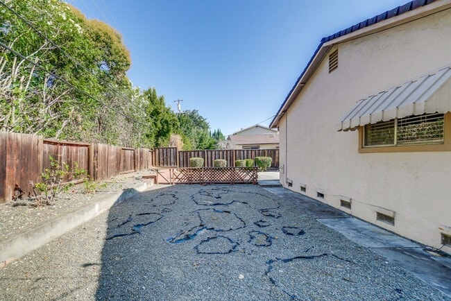 Building Photo - 1109 White Cliff Dr