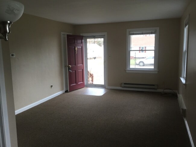 Building Photo - Cute & clean 3 Bedroom/1 Bath House