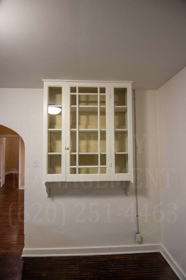 Building Photo - Cute Upstairs 2-Bed Apartment located down...