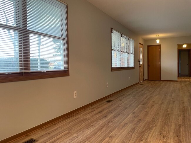 Building Photo - 700 S Waggoner Rd
