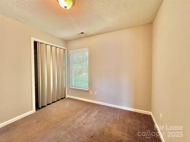 Building Photo - 6033 Briggs Dr