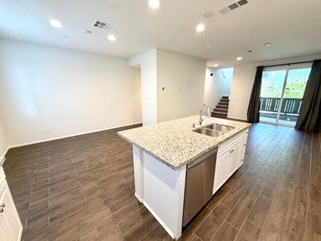 Building Photo - Luxury Townhome for Lease in Rancho Cucamonga
