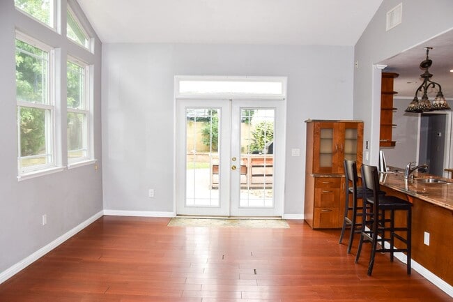 Building Photo - Large Home in North Orange