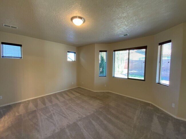 Building Photo - 4 Bedroom Home Available Near Golf Course ...