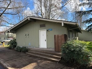 Building Photo - Updated 2 bedroom 1 bath duplex in Eugene!