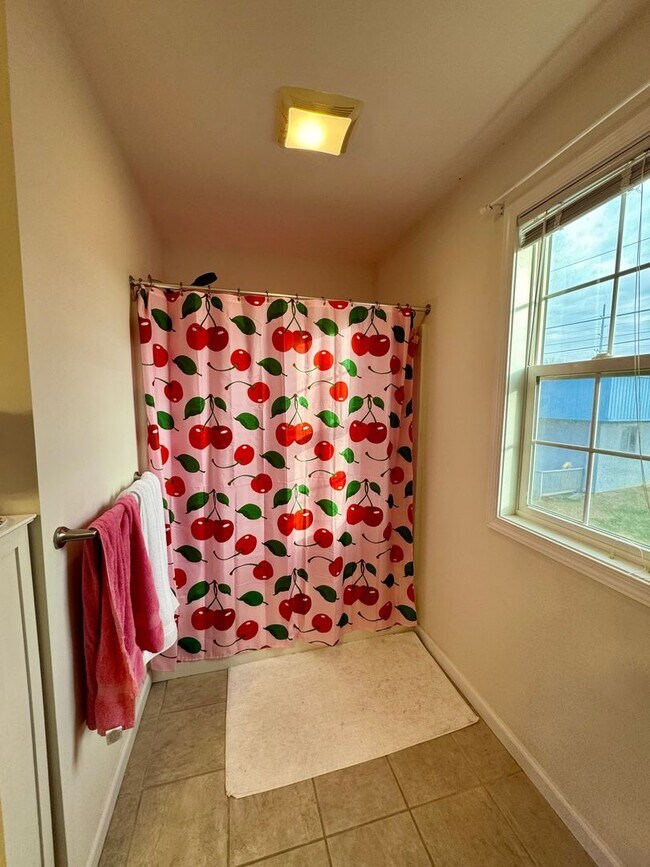 Building Photo - One Bedroom Apartment for Rent