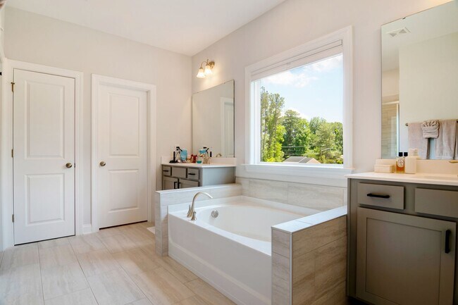 Building Photo - Stunning 5 Bedroom Home in Desirable Channing Woods