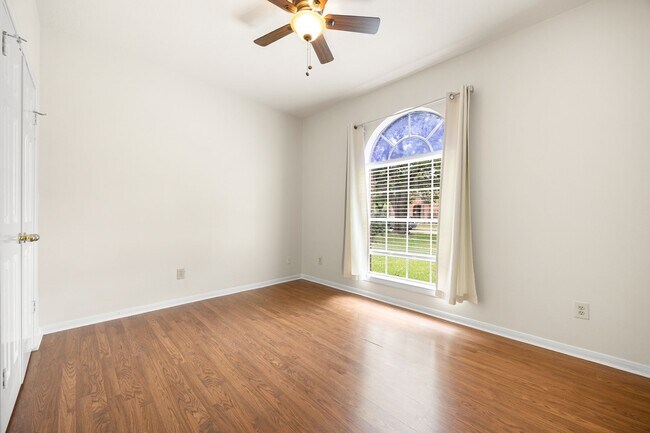 Building Photo - 10215 Hedge Way Dr