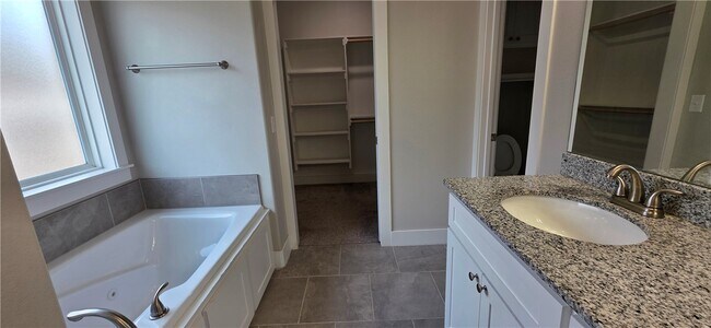 Building Photo - 995 Jameson St