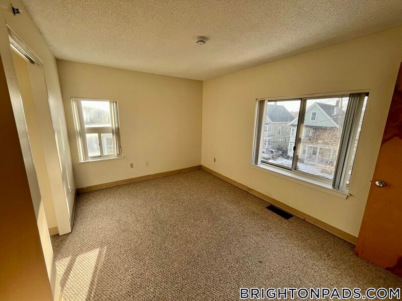 Building Photo - 150 N Beacon St