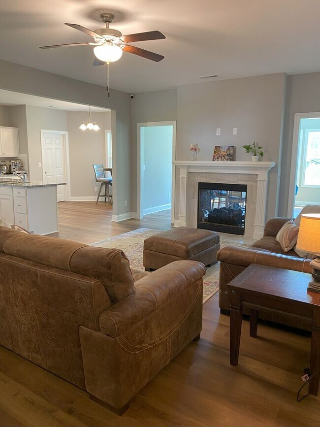 Building Photo - 3 Bed/3 Bath with 2 Bonus Rooms!!!