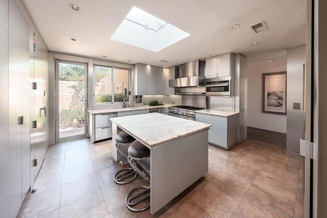 Building Photo - 10272 Overhill Dr