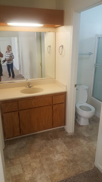 Building Photo - 2504 N Walnut Rd