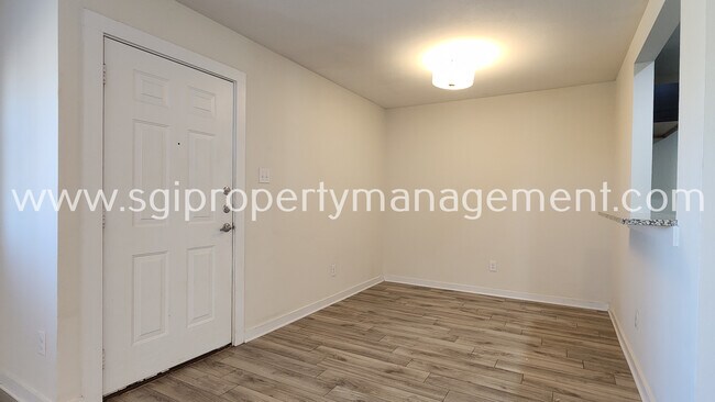 Building Photo - 931 Robineta Ln