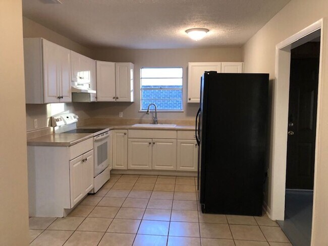 Building Photo - 9321 Dunwoody Dr