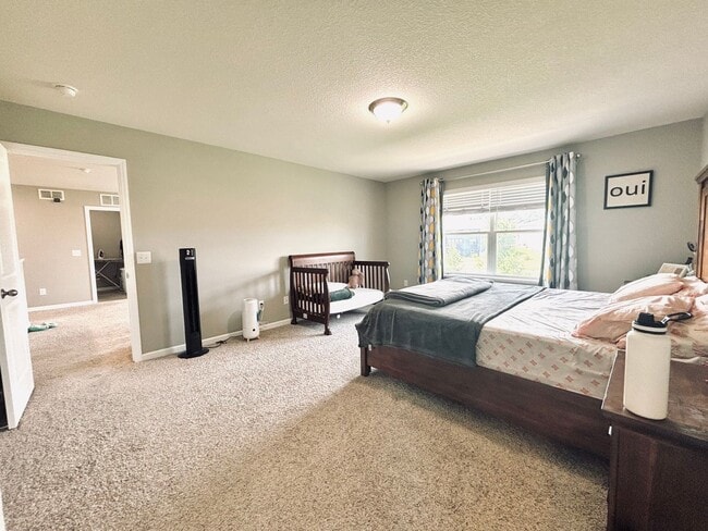 Building Photo - Stunning 5bed/3 1/2 bath Home in Shakopee!