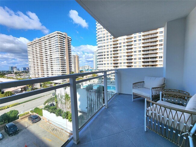 Building Photo - 2030 S Ocean Dr