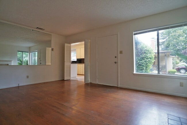 Building Photo - charming 3 bedroom 1.5 bathroom House in U...