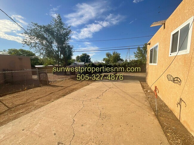 Building Photo - 3011 E Edgecliff Dr