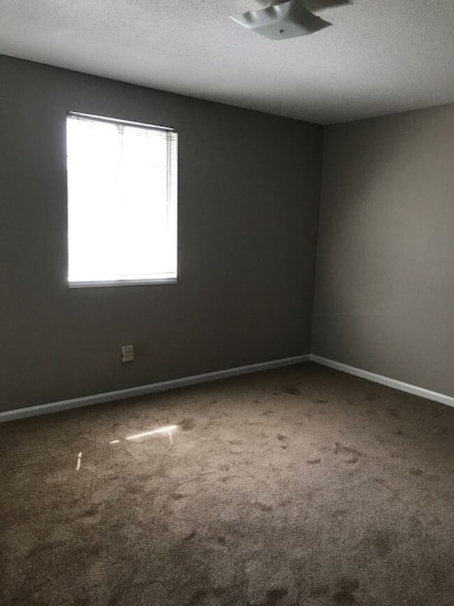 Building Photo - 1-Bedroom Apartment in Hillsboro West End – Utilities Included