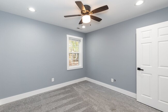 Building Photo - Three Bedroom Home!