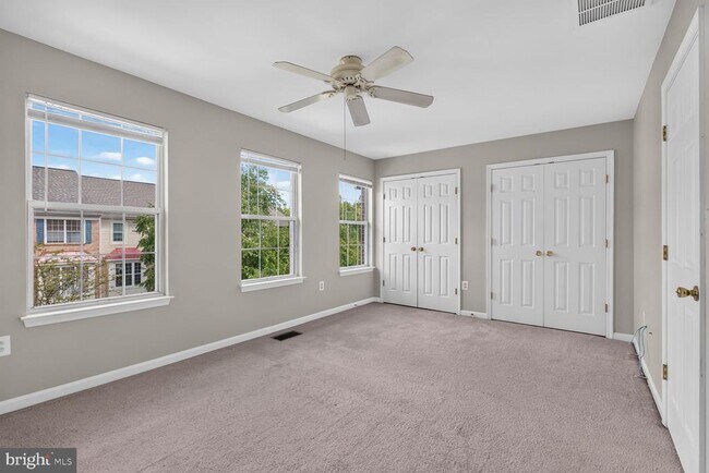 Building Photo - 2432 Clover Field Cir