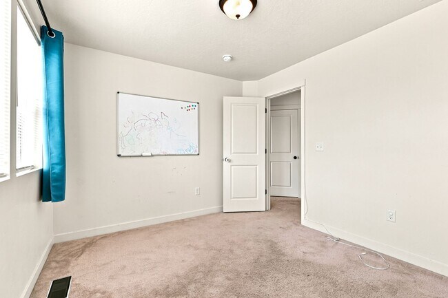 Building Photo - 3 Bedroom 2.5 Bathroom Townhome in Bluffdale!