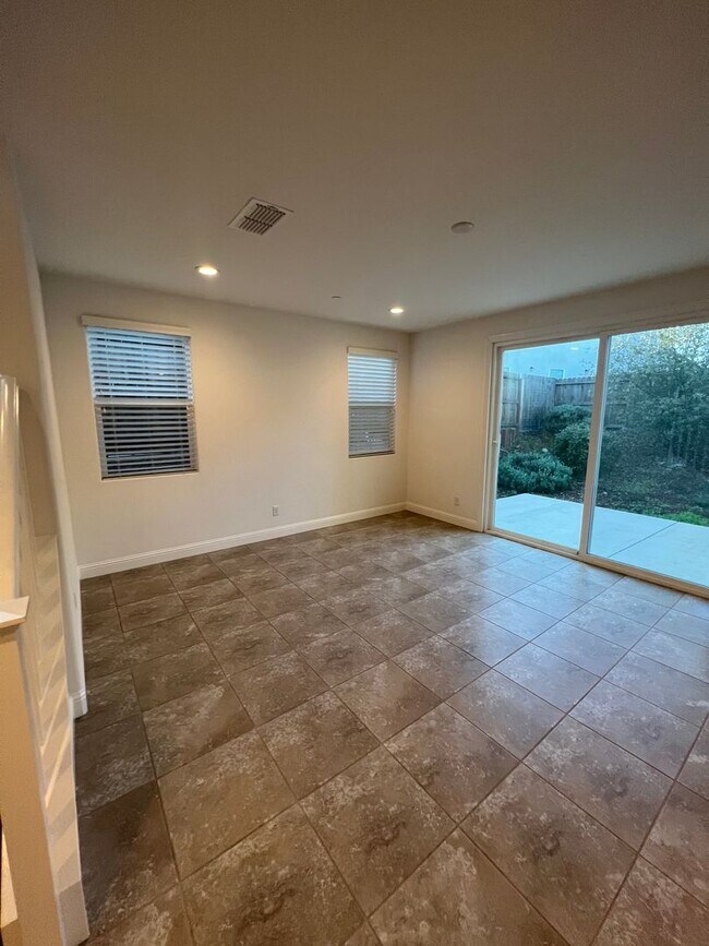 Building Photo - Spacious 4 Bedroom Home with Downstairs Bedroom and Upstairs Loft in Whitney Ranch Rocklin