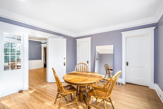 Building Photo - Beautiful 4 Bedroom/2 Bathroom SECOND Floor Apartment in East Duluth Mansion - AVAILABLE JUNE!