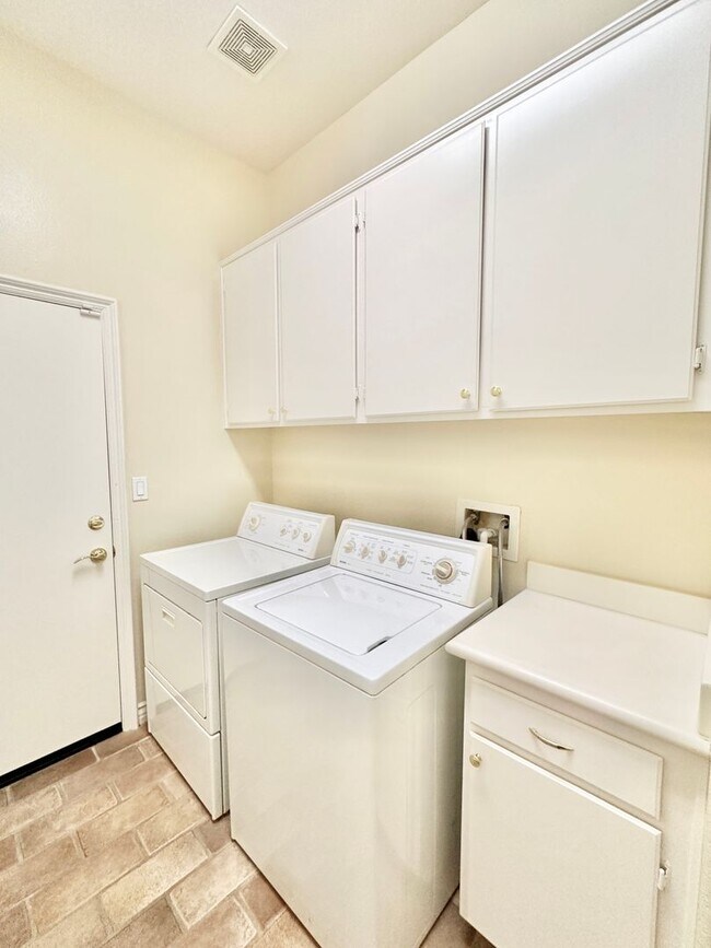Building Photo - Beautiful Single-Level Custom Home with Serene Backyard Space in the Lovely Peppertree Park Commu...