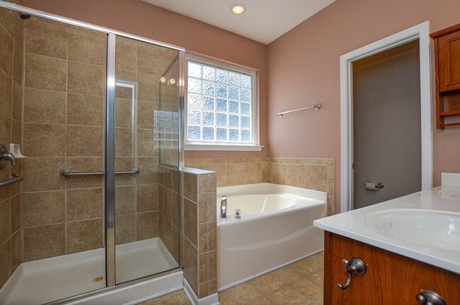 Building Photo - Elegant 4-bedroom Home in Desirable Callonwood Neighborhood in Matthews, NC