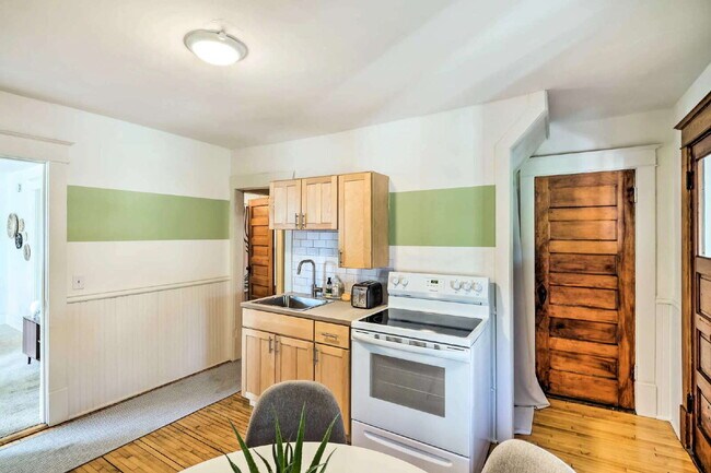 Building Photo - 1 Bedroom + Den (Lower) & 2 Bedroom (Upper)  - St. Paul Duplex - Both Units Avaialble