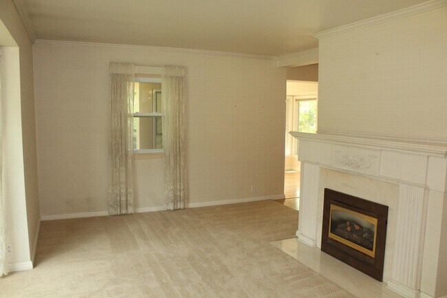Building Photo - 4192 S Holloway Dr