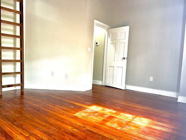 Building Photo - 406 E 31st St