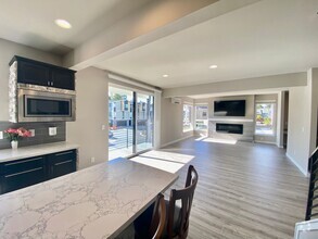 Building Photo - Beautiful Modern Townhome in Everett