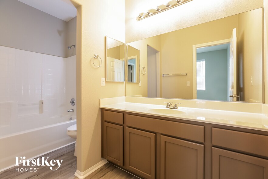 Building Photo - 584 Little Moon Ave