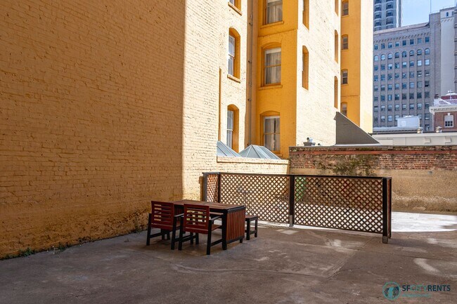 Building Photo - Union Square: Remodeled 1 Bed 1 Bath Corne...