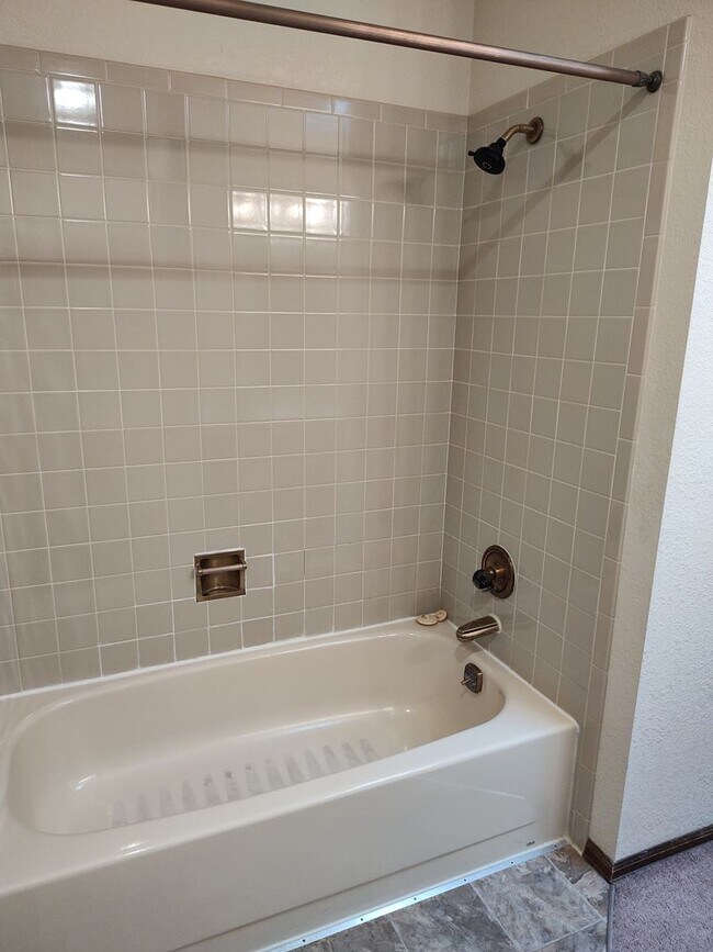 Building Photo - ALL PROSPECTIVE TENANTS MUST SUBMIT A ON L...