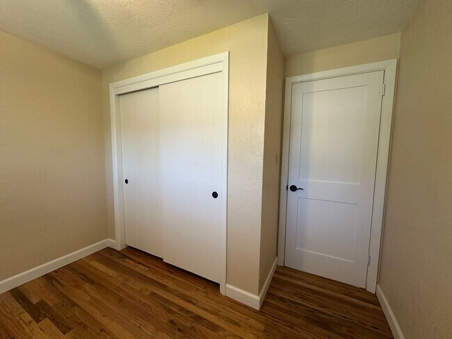 Building Photo - Three Bedroom Home in South Salem with Lar...