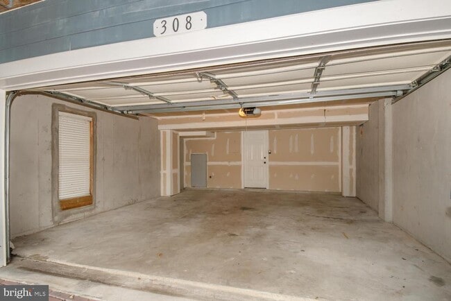 Building Photo - 300 Dixon St