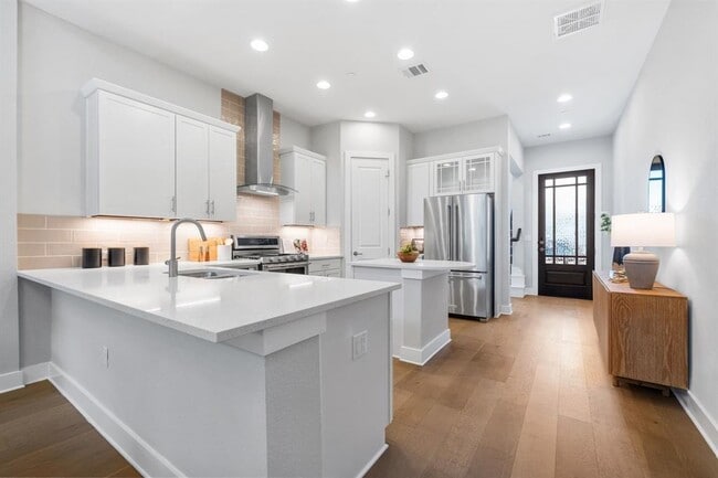 Building Photo - 4323 Spicewood Springs Rd