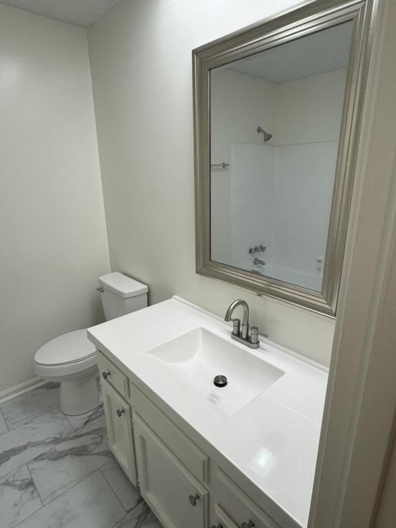 Building Photo - 1413 Briarhurst Dr