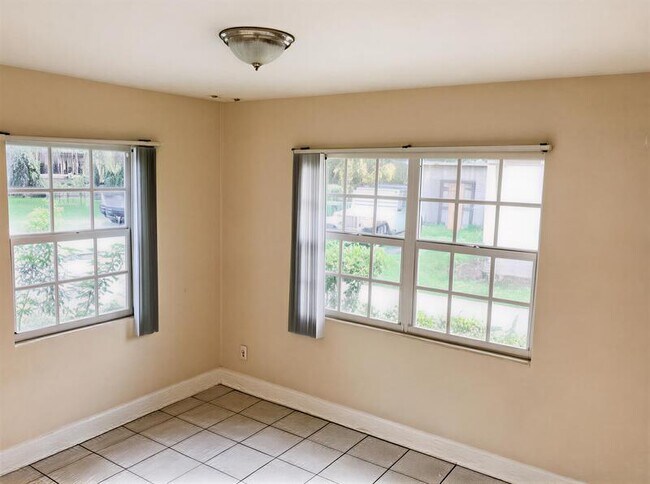 Building Photo - 212 E Drury Ave