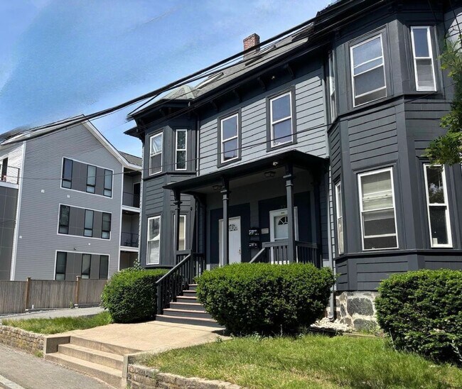 Building Photo - HOLY SMOKES!!  8 BED/3.5 BATH TOWNHOUSE IN ALLSTON